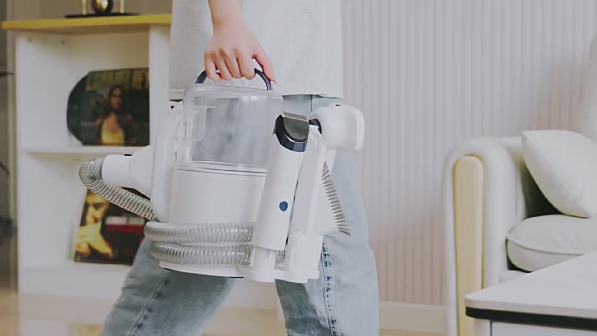 Charger la vidéo : Le toilettage devient un instant calme et rassurant.Grâce à So’Pet, votre compagnon profite d’un soin tout en douceur, sans stress ni agitation.Les poils sont aspirés pendant le brossage, pour un résultat propre, efficace et respectueux du bien‑être animal.Un moment de tendresse, de confort et de complicité, à partager à la maison.